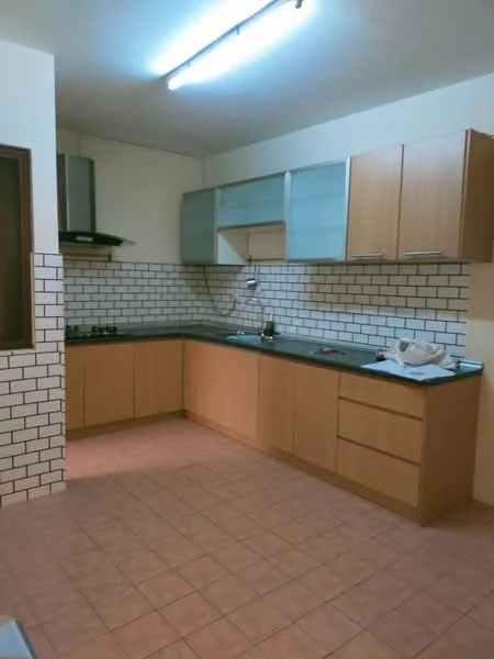 Kitchen features: L-shaped kitchen layout, brown wooden cabinetry, grey countertop, white tiled backsplash, gas stove with 2 burners, exhaust hood, single-bowl stainless-steel sink, window above sink, tile flooring in beige, fluorescent ceiling lights; style: modern.