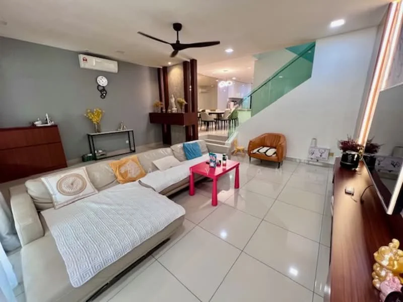 Living features: L-shape sectional sofa in cream, pink coffee table, wall-mounted TV, wooden TV console, white walls, grey accent wall, marble tile flooring, 5-blade ceiling fan, decorative wall clock, decorative plants, open staircase with glass railing, recessed downlights; style: modern.