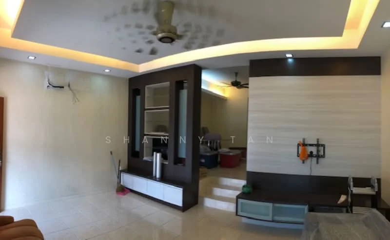 Living features: cream painted walls, white ceiling with recessed lighting, 5-blade ceiling fan with light, wall-mounted TV unit, built-in cabinetry, tile flooring, decorative feature wall, open space layout; style: modern.