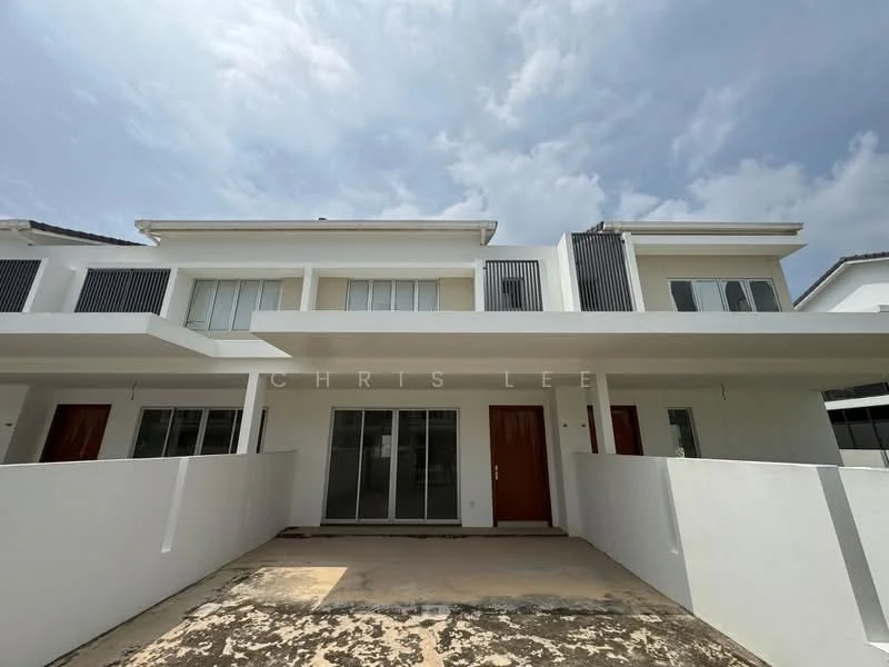 Exterior type: linked terrace house; features: white painted facade, flat roof, two-storey building, large glass sliding doors, balconies with vertical slats, manicured front yard, concrete driveway, surrounded by clear sky; style: modern.