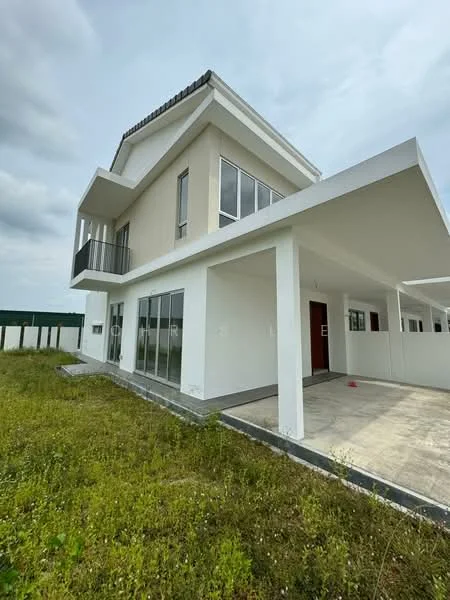 Exterior type: detached bungalow; features: white painted facade, flat roof, approximately 2-storey, large windows, balcony on upper floor, concrete flooring at entrance, manicured lawn, surrounded by open space; style: modern.
