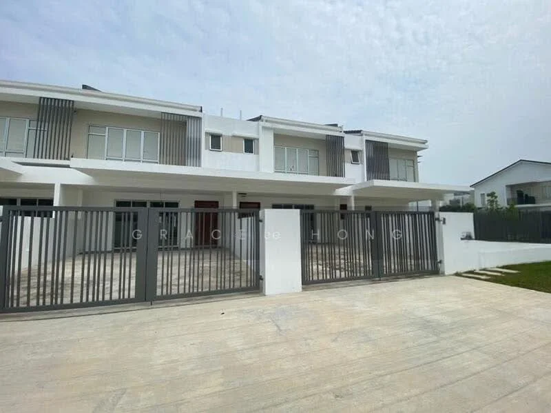 Exterior type: linked terrace house; features: white painted facade, two-storey structure, horizontal slats on upper floors, large windows, double-volume entrance, manicured lawn, paved driveway, fenced perimeter, modern architectural design; style: modern.
