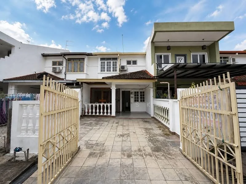 Exterior type: linked terrace house; features: two-storey structure, white painted facade, red tiled roof, balcony on the upper floor, paved driveway, fenced front yard, manicured landscaping, gated entrance, carport, outdoor awning, windows with white frames; style: modern.