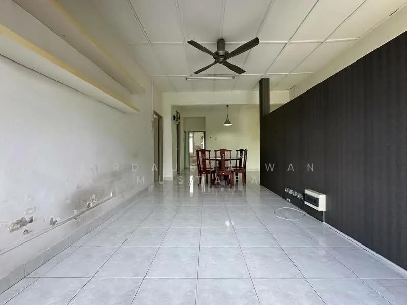 Living features: white painted walls, grey accent wall, glossy ceramic tile flooring, 5-blade ceiling fan, dining table with four chairs, pendant light, wall-mounted heater, large windows for natural light; style: modern.