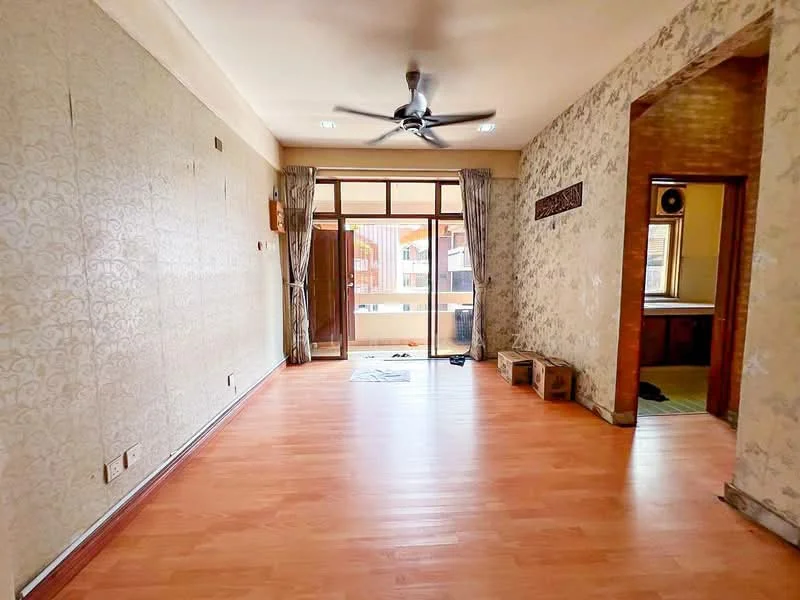 Living features: laminate flooring, cream wallpaper with floral pattern, exposed brick wall, 5-blade ceiling fan, floor-to-ceiling windows, sliding glass door, curtains, wooden bench, decorative wall panel, natural light from balcony; style: modern; view: city.