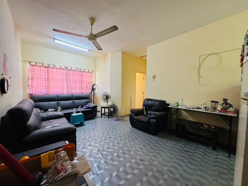 Living features: grey fabric 3-seater sofa, black leather armchair, ceiling fan, floor-to-ceiling window with sheer curtains, light grey patterned flooring, wall-mounted mirror, black coffee table, standing fan, decorative wall with exposed wiring, open space layout.