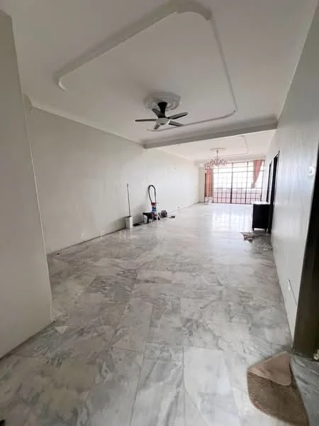 Living features: marble flooring, white painted walls, 5-blade ceiling fan with light, chandelier, large windows with sheer curtains, vacuum cleaner, TV console, open layout; style: modern.