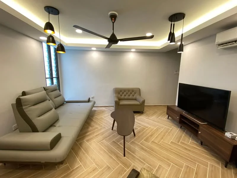 Living features: 3-seater fabric sofa in grey, armchair with tufted backrest, wooden coffee table, wall-mounted TV, TV console in dark wood, 5-blade ceiling fan with light, recessed LED downlights, crown moulding, herringbone patterned flooring, floor-to-ceiling windows; style: modern.