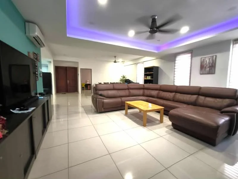 Living features: L-shape sectional leather sofa in brown, coffee table with wooden legs, wall-mounted TV, TV console with storage, recessed LED downlights, 5-blade ceiling fan, white painted walls, glossy tile flooring, large windows with blinds, decorative wall art, crown moulding, blue accent wall; style: modern.