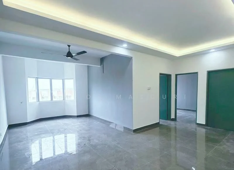 Living features: grey polished tile flooring, white painted walls, tray ceiling with recessed lighting, 5-blade ceiling fan, large bay windows, green doors, corner wall with no visible features; style: modern.