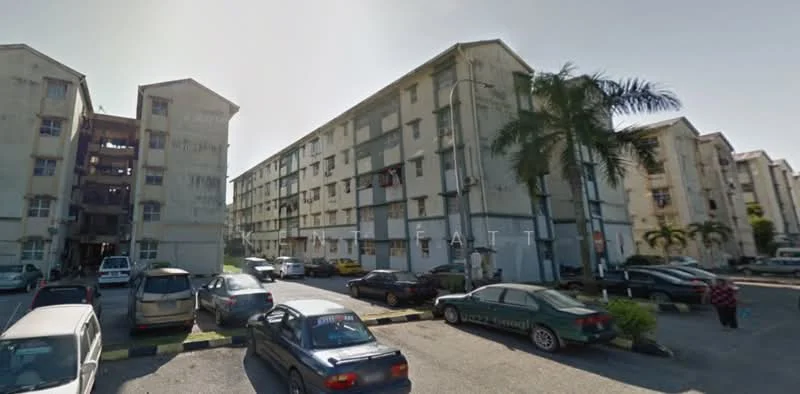 Exterior type: low-rise apartment block; features: 3-storey building, concrete facade, palm trees in front, open-air parking lot, multiple vehicles parked, balconies on upper floors, visible staircases, surrounded by greenery; style: traditional.