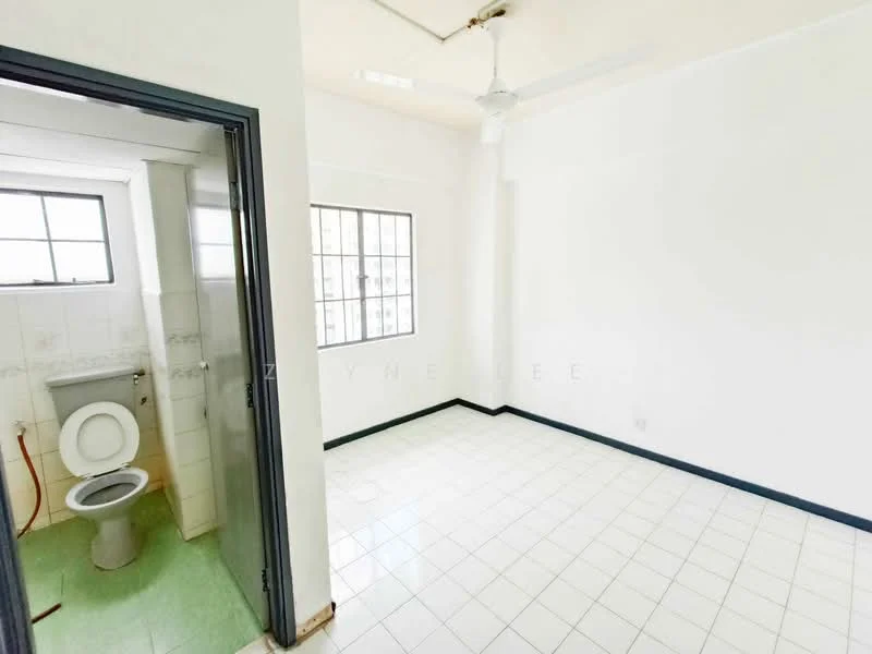 Pangsapuri Putra Indah, Taman Pinggiran Putra, Seri Kembangan — view 1 of 5 in Taman Pinggiran Putra — for Sale