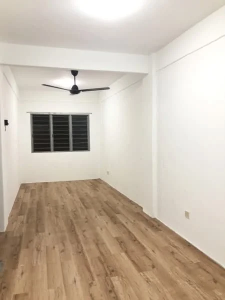 Room features: white painted walls, laminate flooring, 5-blade ceiling fan, large windows with horizontal grilles, neutral color scheme, no visible furniture, bright overhead lighting; style: modern.