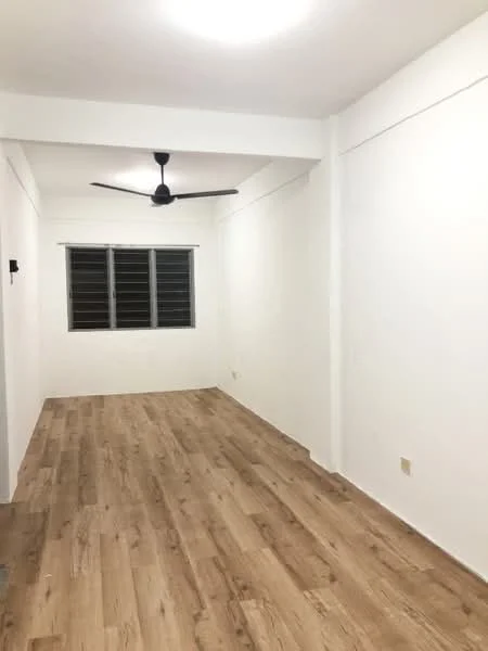 Room features: white painted walls, wooden flooring, 5-blade ceiling fan, large windows with horizontal slats, recessed lighting; style: modern.