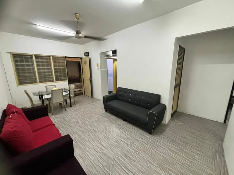 Living features: 3-seater fabric sofa in black, 2-seater fabric sofa in red, dining table with 4 chairs, laminate flooring, white painted walls, ceiling fan, window with grid pattern, doorway leading to another room; style: modern.