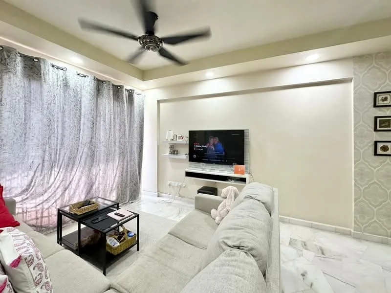 Living features: 5-blade ceiling fan with light, sofa in light grey fabric, coffee table with storage, wall-mounted TV, TV console, marble flooring, curtains in grey, decorative wall with patterned wallpaper, recessed downlights, decorative artwork on wall; style: modern.