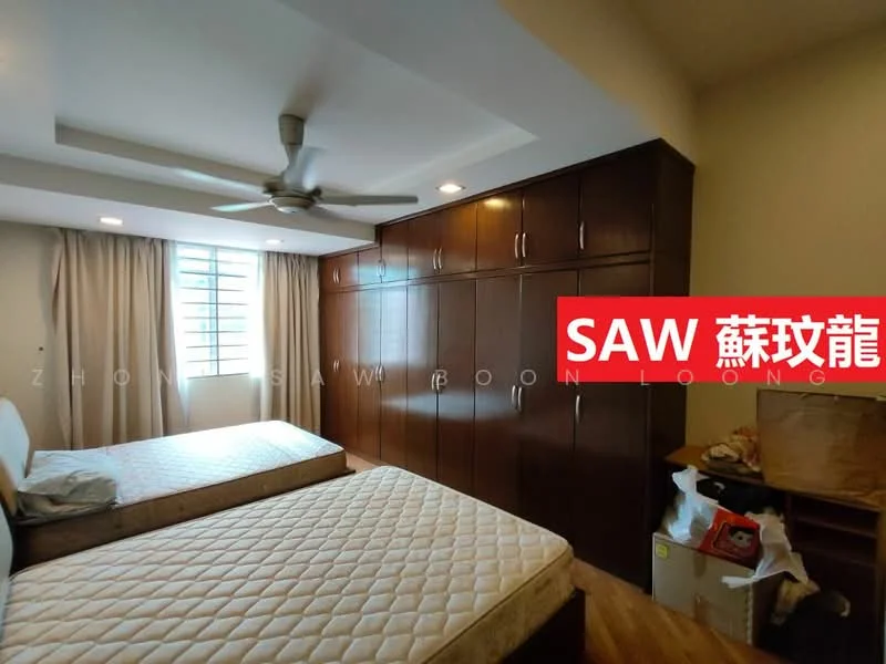 Bedroom features: two single beds, wooden flooring, built-in wardrobe with dark wood finish, ceiling fan, window with sheer curtains, neutral wall color, decorative ceiling with recessed lighting; style: modern.
