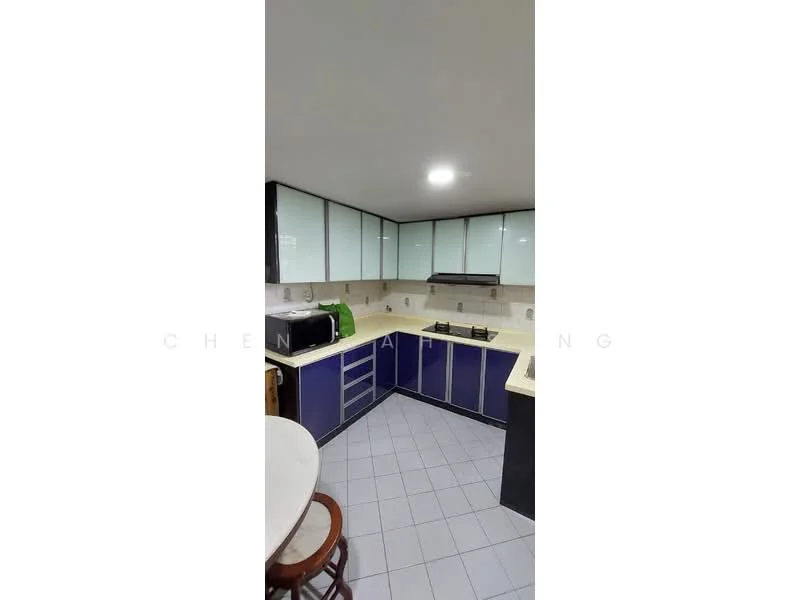 Kitchen features: L-shaped kitchen layout, blue cabinetry, white countertop, built-in gas hob, exhaust hood, double-bowl stainless-steel sink, tile backsplash, grey tiled flooring, recessed ceiling lights, glass upper cabinets, open shelving, kitchen island with seating; style: modern.