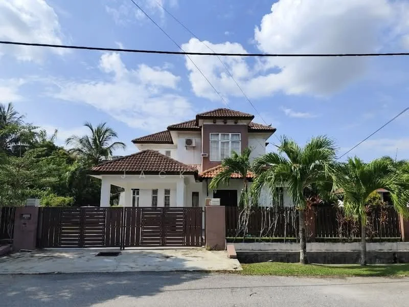 Exterior type: detached bungalow; features: two-storey building, brown tiled roof, white painted facade, wooden gate, manicured lawn, palm trees, concrete driveway, surrounded by greenery, front porch, air conditioning unit visible; style: modern.
