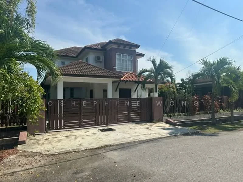 Exterior type: detached bungalow; features: red tiled roof, cream painted facade, wooden gate, manicured lawn, palm trees, surrounded by greenery, driveway with sand, two-storey structure, front porch, fenced perimeter; style: modern.