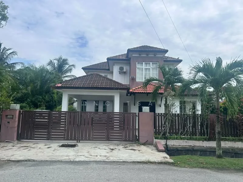 Exterior type: detached bungalow; features: two-storey building, brown painted facade, red tiled roof, front porch with columns, fenced yard, manicured lawn, palm trees in front, driveway with concrete surface, air conditioning unit visible, gated entrance; style: modern.
