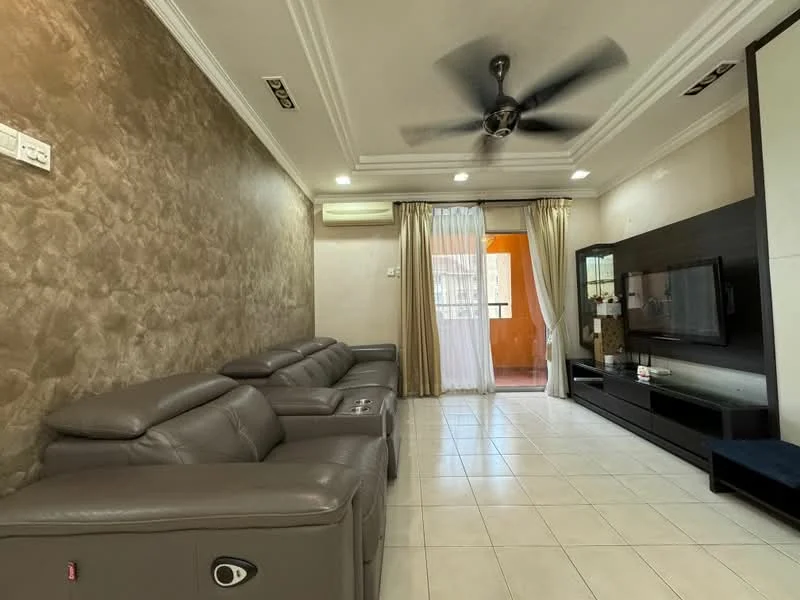 Living features: 3-seater leather sofa in grey, ceiling fan, wall-mounted TV, TV console, recessed downlights, cream painted walls, textured accent wall, sliding glass door, curtains, tile flooring, air conditioning unit; style: modern.