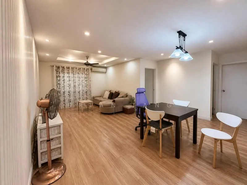 Living features: light wood flooring, white painted walls, tray ceiling with recessed lighting, 5-blade ceiling fan, sofa in beige fabric, dining table with 4 chairs, desk chair in purple, decorative curtains with floral pattern, standing fan, wall-mounted air conditioning unit, open layout; style: modern.