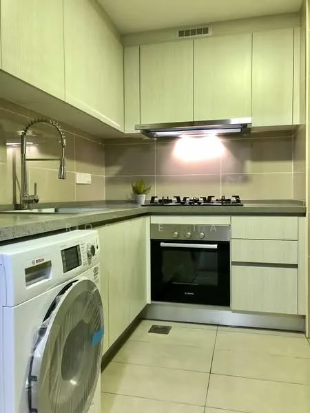 Kitchen features: light wood cabinetry, grey countertop, stainless-steel sink with chrome pull-down faucet, built-in oven, 4-burner gas hob, exhaust hood, white tiled backsplash, ceramic tile flooring, front-load washing machine; style: modern.