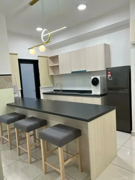 Kitchen features: light wood cabinetry, black countertop, stainless-steel fridge, built-in sink, chrome faucet, pendant lighting with circular design, four bar stools with grey upholstery, white tiled backsplash, ceramic tile flooring, open shelving, microwave, wall-mounted cabinets; style: modern.