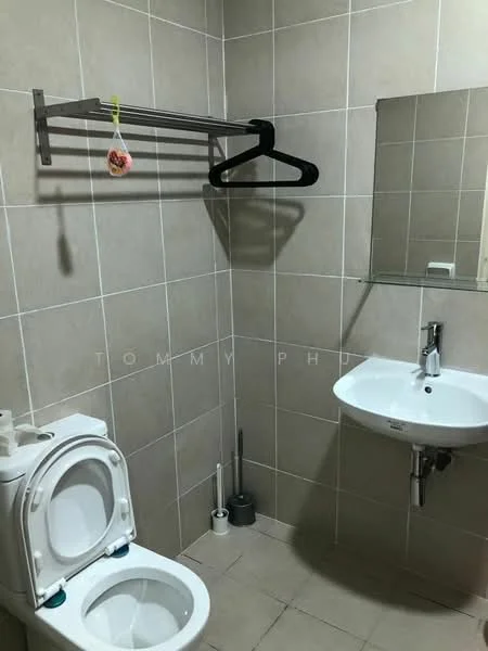 Bathroom features: white ceramic toilet, wall-mounted sink, chrome faucet, mirror above sink, tiled walls in light grey, tiled flooring in light beige, metal towel rack, toilet paper holder, soap dispenser, toothbrush holder; style: modern.
