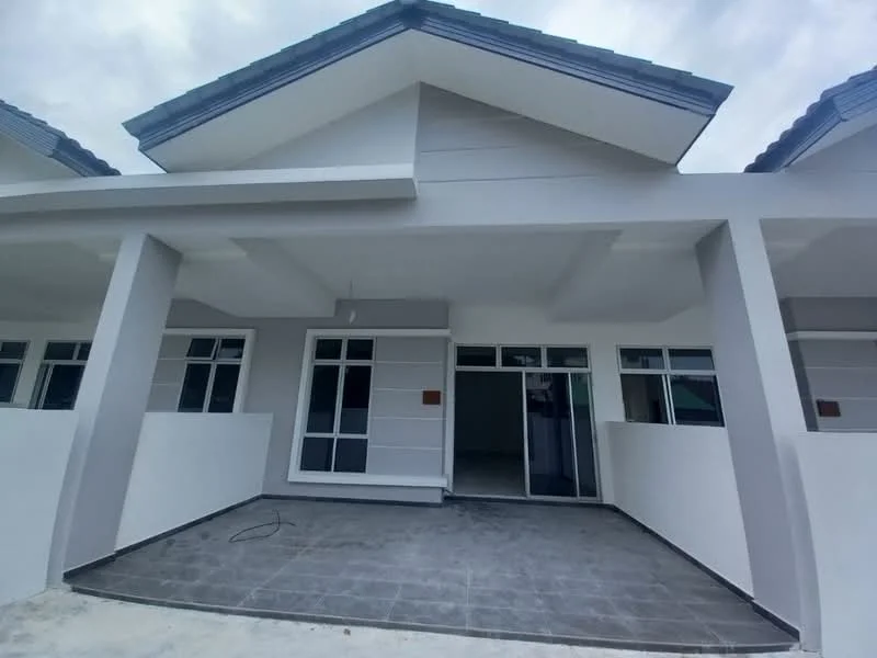 Exterior type: linked terrace house; features: white painted facade, flat roof, grey tiled roof, large windows, sliding glass door, porch area with tiled flooring, concrete wall, open layout, manicured landscaping, front entrance, single-storey, modern design; style: modern.