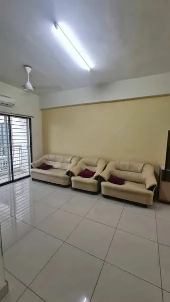 Living features: 3-seater leather sofa in cream, 2-seater leather sofa in cream, white painted walls, glossy ceramic tile flooring, ceiling fan, sliding glass door, window with blinds, recessed lighting; style: modern.