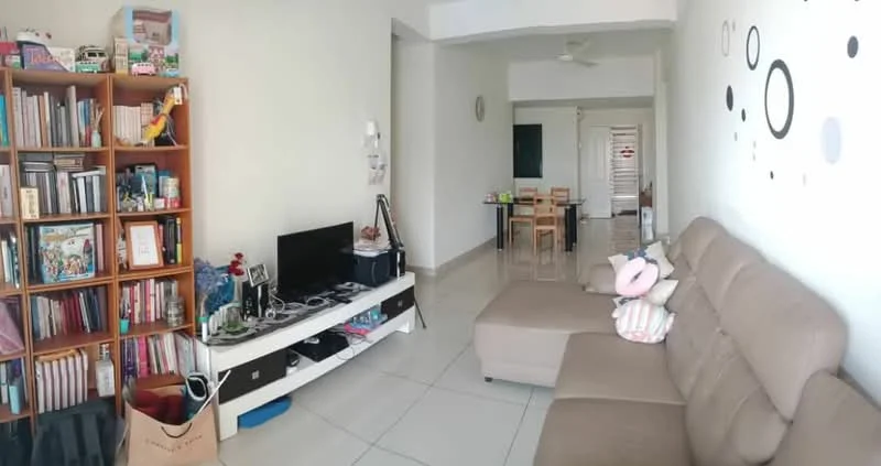 Living features: 3-seater fabric sofa in beige, coffee table, TV console, wall-mounted TV, bookshelf with various books and decor, decorative wall with circular patterns, light-colored tiled flooring, ceiling fan, area rug, open layout to dining area; style: modern.