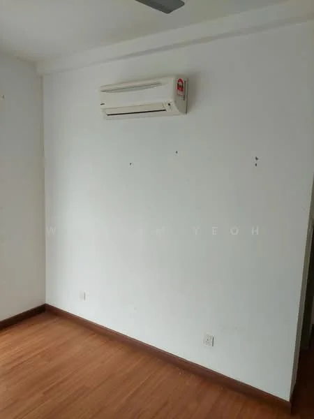 Room features: white painted walls, laminate flooring, 1 wall-mounted split AC.