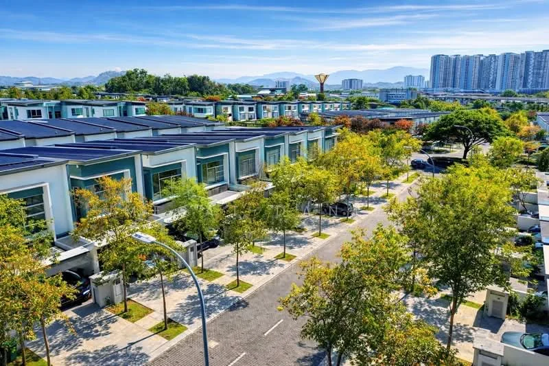 Exterior type: linked terrace house; features: row of linked terrace houses, solar panels on rooftops, manicured trees lining the street, paved walkway, open-air parking spaces, surrounded by greenery, urban skyline in the background, clear blue sky; style: modern.