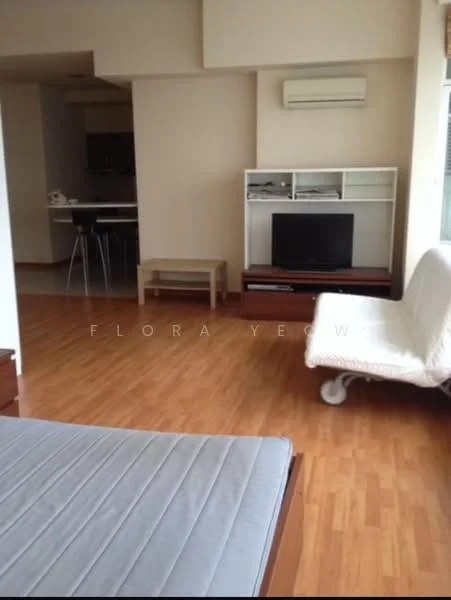 Living features: laminate wood flooring, white painted walls, exposed ceiling, 1 wall-mounted split AC, sofa bed in white, TV console, wall-mounted TV, coffee table, open layout to kitchen, large window with natural light; style: modern.
