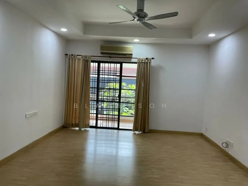Living features: light wood laminate flooring, white painted walls, tray ceiling, 5-blade ceiling fan, recessed LED downlights, floor-to-ceiling sliding glass door, curtains in beige, air conditioning unit; style: modern; view: garden.