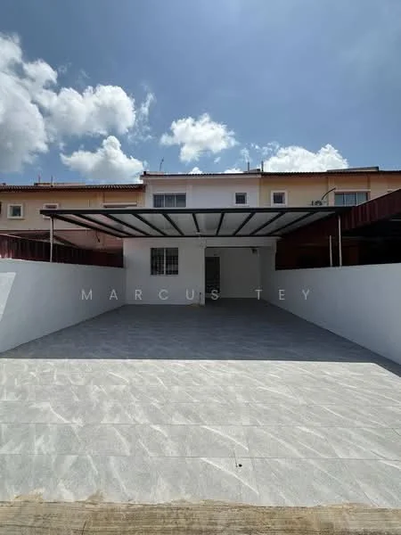 Exterior type: linked terrace house; features: car porch with awning, white painted walls, grey tiled flooring, manicured lawn, surrounded by residential buildings, clear blue sky with clouds; style: modern.