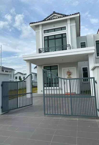 Exterior type: detached bungalow; features: white painted facade, flat roof, double-storey, large windows, balcony on upper floor, grey metal gate, paved driveway, manicured lawn, surrounded by other residential buildings; style: modern.