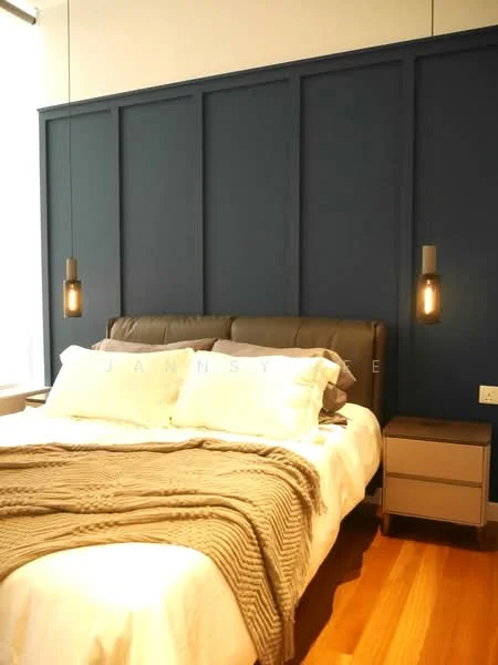 Bedroom features: king-size bed, upholstered headboard, bedside lamps, wooden bedside table, blue accent wall, white bedding, decorative throw blanket, wooden flooring; style: modern.
