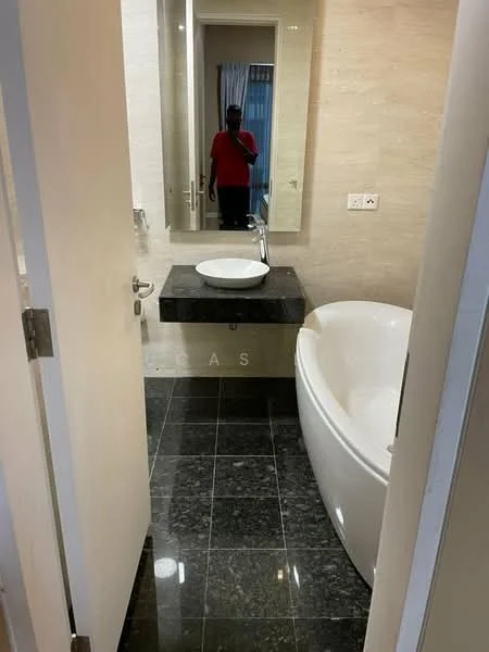 Bathroom features: freestanding bathtub, single-bowl sink, chrome basin mixer faucet, black granite countertop, large mirror, cream marble walls, black marble flooring, white walls, towel rack; style: modern.