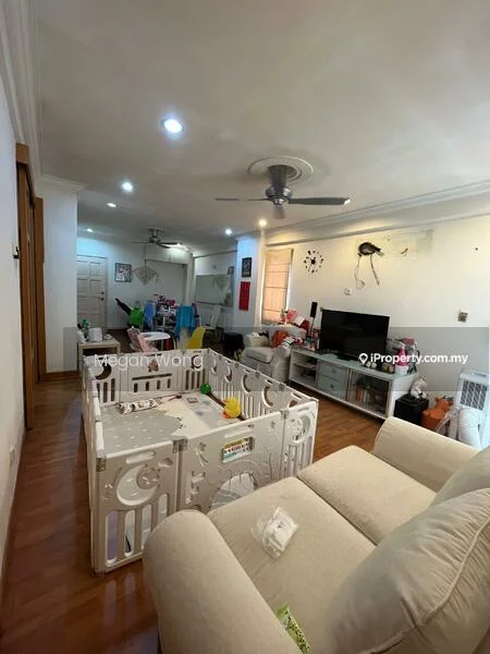 Living features: light wood flooring, white painted walls, 5-blade ceiling fan with light, wall-mounted TV, sofa in cream fabric, coffee table, decorative wall clock, open shelving unit, baby playpen, air conditioning unit; style: modern.