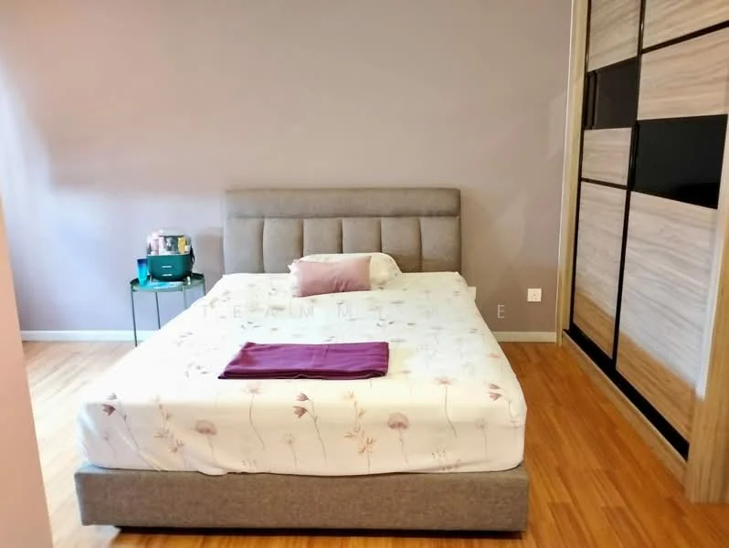 Bedroom features: queen-size bed, upholstered headboard, bedding with floral pattern, wooden flooring, green bedside table, decorative purple throw, built-in wardrobe with sliding doors, neutral wall color; style: modern.