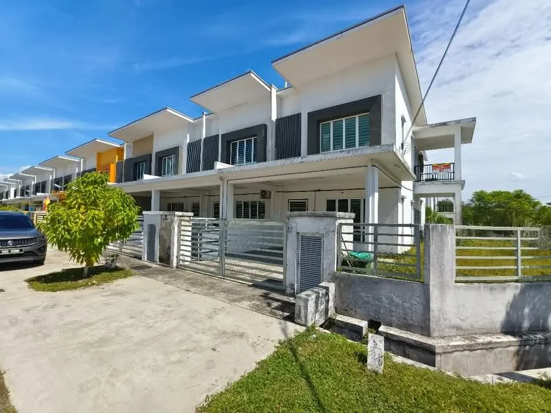 Exterior type: linked terrace house; features: white painted facade, grey accent panels, flat roof, two-storey structure, manicured lawn, paved driveway, fenced front yard, balcony on upper floor, large windows, security gate, surrounded by greenery; style: modern.