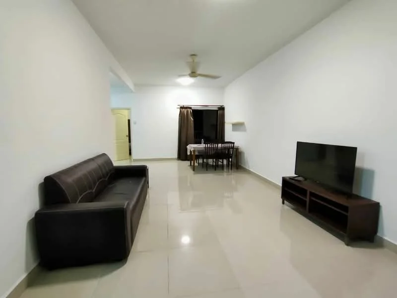 Living features: 3-seater leather sofa in dark brown, wall-mounted TV, TV console in dark wood, ceiling fan, white painted walls, glossy tile flooring, dining table with chairs, curtains in dark brown; style: modern.
