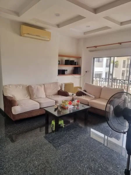 Living features: L-shape sectional sofa in beige and brown, glass coffee table, black granite flooring, wall-mounted air conditioning unit, shelves with decorative items, floor-to-ceiling windows, curtains, ceiling with recessed lighting, ceiling fan; style: modern.