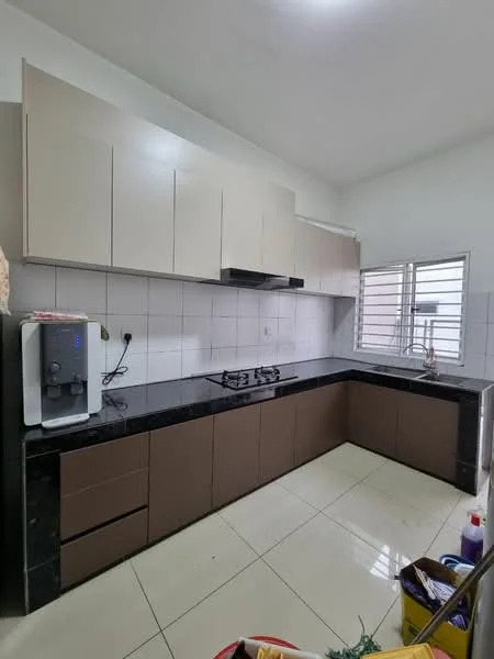 Kitchen features: L-shaped kitchen layout, brown cabinetry, light beige upper cabinets, black granite countertop, built-in gas hob, stainless-steel range hood, white tiled backsplash, white tiled flooring, window with metal grille, water dispenser, multiple storage drawers; style: modern.