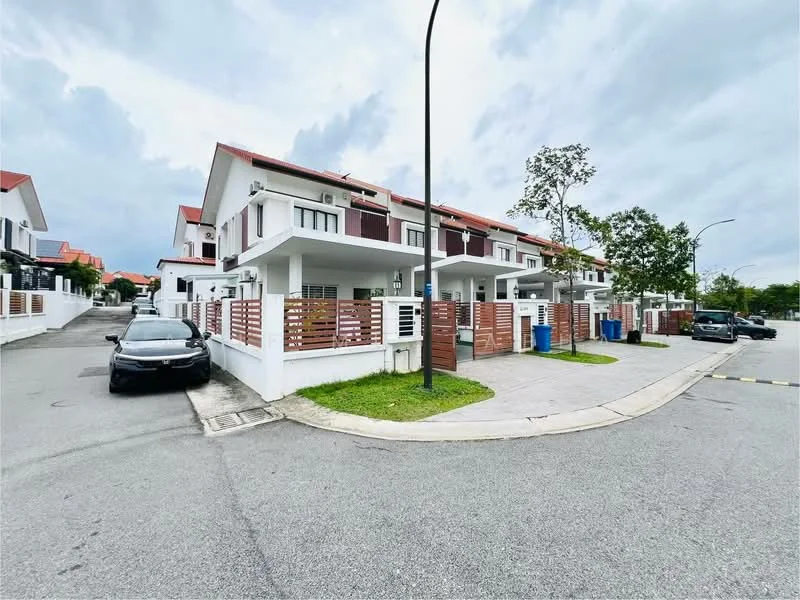 Exterior type: linked terrace house; features: white painted facade, red tiled roof, two-storey structure, manicured lawn, paved walkway, fenced front yard, car porch, street view, adjacent to quiet residential street, visible parking spaces; style: modern.