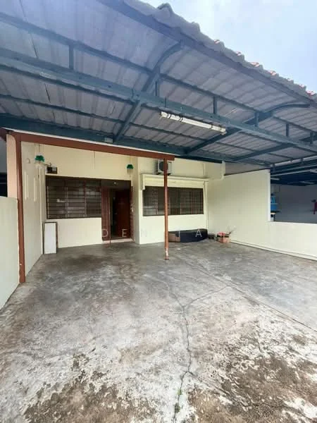 Exterior type: linked terrace house; features: concrete flooring, metal roof, covered car porch, exterior wall with white paint, air conditioning unit mounted on wall, windows with metal grilles, outdoor lighting fixtures, open space for parking; style: modern.