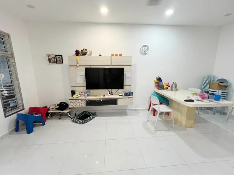 Living features: white painted walls, glossy white tile flooring, wall-mounted TV, light wood TV console, decorative wall clock, open shelving, plastic chairs in blue and white, dining table with chairs, various decorative items on the table, floor space with scattered items; style: modern.